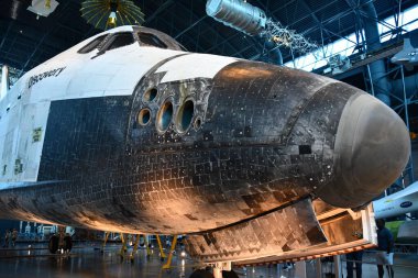 Chantilly, Virginia 'daki Smithsonian Hava ve Uzay Müzesi' nin bir parçası olan Steven F Udvar-Hazy Center 'daki James S McDonnell Uzay Hangarında Uzay Mekiği Keşfi 3..