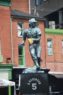 Baltimore, Maryland 'de Brooks Robinson Heykeli, 4 Eylül 2023' te görüldüğü gibi..
