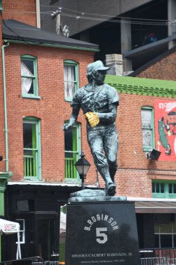 Baltimore, Maryland 'de Brooks Robinson Heykeli, 4 Eylül 2023' te görüldüğü gibi..