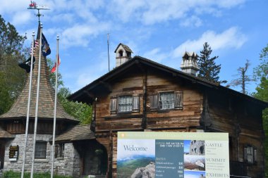 ESSEX COUNTY NY - 29 Mayıs 2021 'de Essex County, New York' taki Whiteface Mountain Veterans Memorial Highway.