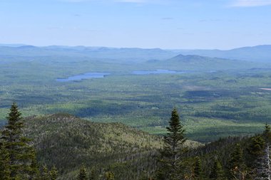 Essex County, New York 'taki Whiteface Dağı Gaziler Anıtı' nın zirvesinden görüntüler