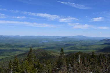 Essex County, New York 'taki Whiteface Dağı Gaziler Anıtı' nın zirvesinden görüntüler
