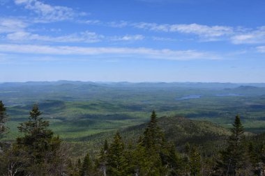 Essex County, New York 'taki Whiteface Dağı Gaziler Anıtı' nın zirvesinden görüntüler