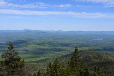 Essex County, New York 'taki Whiteface Dağı Gaziler Anıtı' nın zirvesinden görüntüler