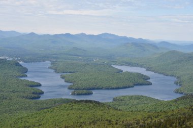 Essex County, New York 'taki Whiteface Dağı Gaziler Anıtı' nın zirvesinden görüntüler