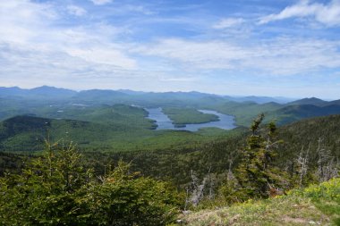 Essex County, New York 'taki Whiteface Dağı Gaziler Anıtı' nın zirvesinden görüntüler