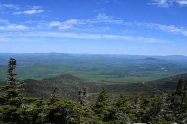 Essex County, New York 'taki Whiteface Dağı Gaziler Anıtı' nın zirvesinden görüntüler