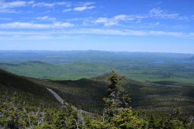 Essex County, New York 'taki Whiteface Dağı Gaziler Anıtı' nın zirvesinden görüntüler