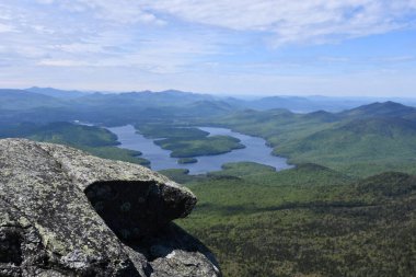 Essex County, New York 'taki Whiteface Dağı Gaziler Anıtı' nın zirvesinden görüntüler