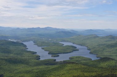 Essex County, New York 'taki Whiteface Dağı Gaziler Anıtı' nın zirvesinden görüntüler