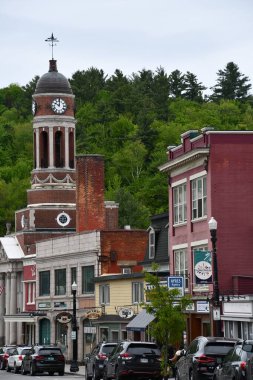 SARANAC GÖLÜ NY - 29 Mayıs 2021 'de görüldüğü gibi, New York Saranac Gölü' nde şehir civarında..