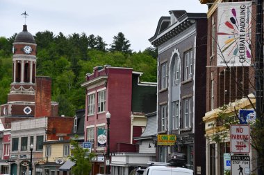 SARANAC GÖLÜ NY - 29 Mayıs 2021 'de görüldüğü gibi, New York Saranac Gölü' nde şehir civarında..