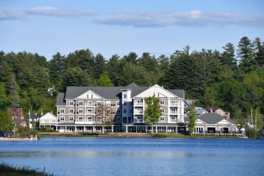 SARANAC GÖLÜ NY - 29 Mayıs 2021 'de görüldüğü gibi, New York Saranac Gölü' nde şehir civarında..