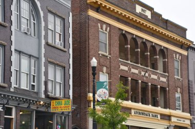 SARANAC GÖLÜ NY - 29 Mayıs 2021 'de görüldüğü gibi, New York Saranac Gölü' nde şehir civarında..