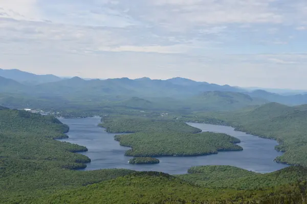 Essex County, New York 'taki Whiteface Dağı Gaziler Anıtı' nın zirvesinden görüntüler