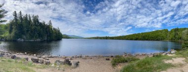 New York 'un kuzeyinde bir göl manzarası