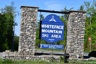 ESSEX COUNTY NY - 29 Mayıs 2021 'de görüldüğü üzere Wilimington, Essex County, New York' taki Whiteface Dağı 'nın Hoş Geldiniz..