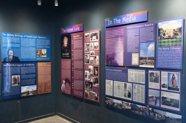 CALISTOGA CA - 11 Ağustos 2023 'te Kaliforniya' nın Calistoga kentindeki Old Faithful Gayser of California 'da görülen jeoloji Müzesi.