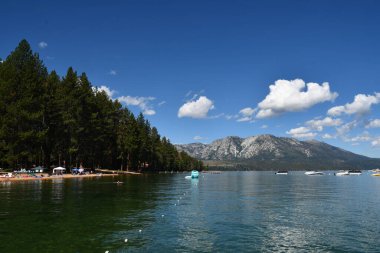 Güney Gölü TAHOE CA - 17 Ağustos 2023 'te Kaliforniya' daki Tahoe Gölü 'nün güneyindeki Emerald Körfezi' nde tekne gezisi.