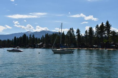 Güney Gölü TAHOE CA - 17 Ağustos 2023 'te Kaliforniya' daki Tahoe Gölü 'nün güneyindeki Emerald Körfezi' nde tekne gezisi.