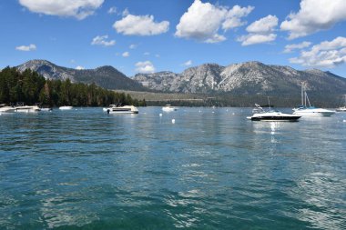 Güney Gölü TAHOE CA - 17 Ağustos 2023 'te Kaliforniya' daki Tahoe Gölü 'nün güneyindeki Emerald Körfezi' nde tekne gezisi.
