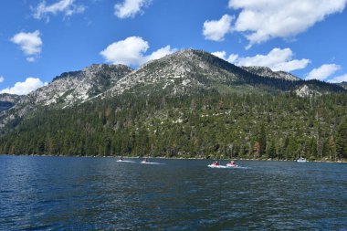 Güney Gölü TAHOE CA - 17 Ağustos 2023 'te Kaliforniya' daki Tahoe Gölü 'nün güneyindeki Emerald Körfezi' nde tekne gezisi.