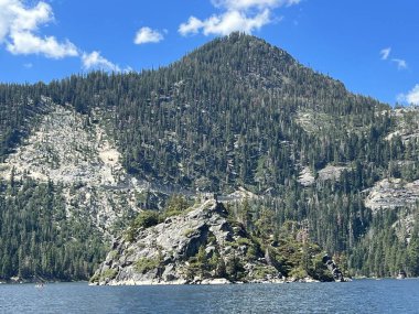 California 'daki Güney Tahoe Gölü' ndeki Emerald Körfezi 'ndeki Fannette Adası.