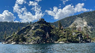 California 'daki Güney Tahoe Gölü' ndeki Emerald Körfezi 'ndeki Fannette Adası.