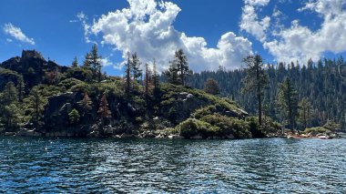 California 'daki Güney Tahoe Gölü' ndeki Emerald Körfezi 'ndeki Fannette Adası.