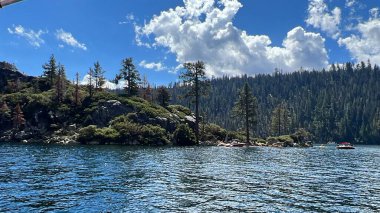 California 'daki Güney Tahoe Gölü' ndeki Emerald Körfezi 'ndeki Fannette Adası.