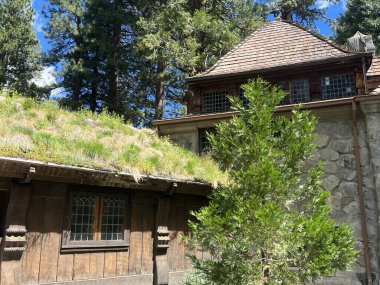 TAHOMA CA - 17 AUG: Vikingsholm Şatosu, Tahoma, Kaliforniya yakınlarındaki Güney Tahoe Gölü, 17 Ağustos 2023.