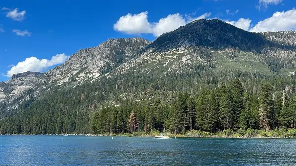 Kaliforniya 'daki Güney Tahoe Gölü manzarası