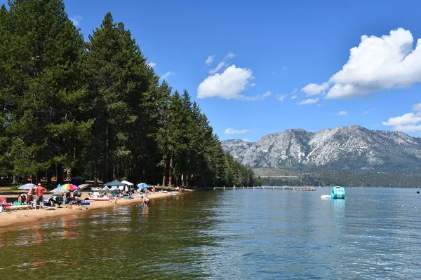 Güney Gölü TAHOE CA - 17 Ağustos 2023 'te Kaliforniya' daki Tahoe Gölü 'nün güneyindeki Emerald Körfezi' nde tekne gezisi.