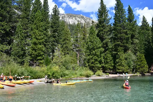 Güney Gölü TAHOE CA - 17 Ağustos 2023 'te Kaliforniya' daki Tahoe Gölü 'nün güneyindeki Emerald Körfezi' nde tekne gezisi.