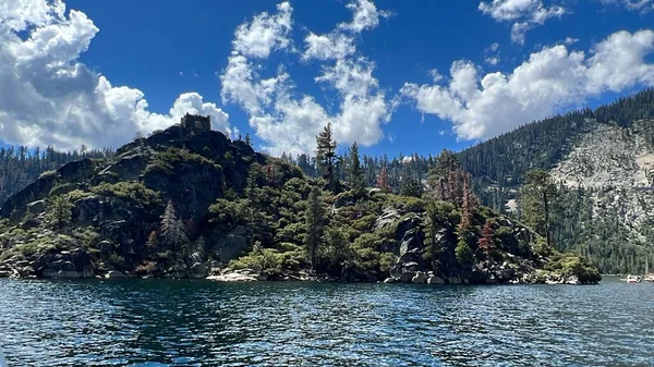 California 'daki Güney Tahoe Gölü' ndeki Emerald Körfezi 'ndeki Fannette Adası.