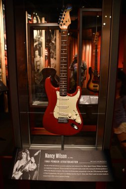 SEATTLE WA - 20 Ağustos 2023 'te Seattle, Washington' daki Pop Kültür Müzesi 'nde Gitar Galerisi sergisi.