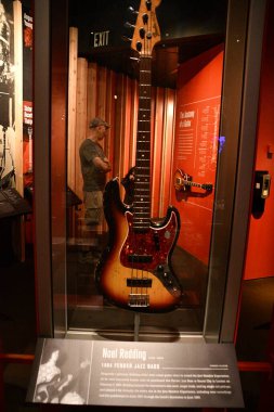 SEATTLE WA - 20 Ağustos 2023 'te Seattle, Washington' daki Pop Kültür Müzesi 'nde Gitar Galerisi sergisi.