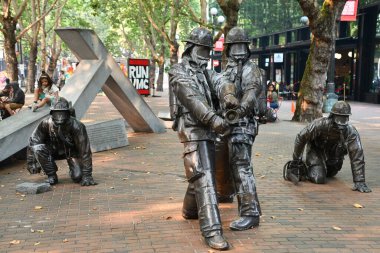 SEATTLE WA - 20 AUG: 20 Ağustos 2023 'te Seattle, Washington' daki Occidental Park 'ta Düşen İtfaiyeciler Anıtı.