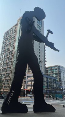 SEATTLE WA - 20 AUG: Johnathan Borofsky 'nin The Hammering Man' i Washington State, ABD 'deki Seattle Sanat Müzesi' nin önünde, 20 Ağustos 2023 'te görüldüğü gibi.