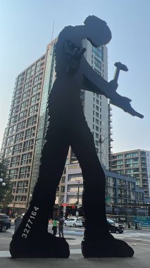 SEATTLE WA - 20 AUG: Johnathan Borofsky 'nin The Hammering Man' i Washington State, ABD 'deki Seattle Sanat Müzesi' nin önünde, 20 Ağustos 2023 'te görüldüğü gibi.
