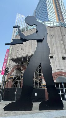 SEATTLE WA - 20 AUG: Johnathan Borofsky 'nin The Hammering Man' i Washington State, ABD 'deki Seattle Sanat Müzesi' nin önünde, 20 Ağustos 2023 'te görüldüğü gibi.