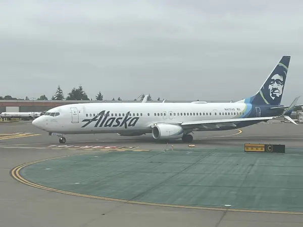Seattle Aug 2019年8月28日在华盛顿州西雅图 塔科马国际机场的阿拉斯加航空公司飞机 免版税图库图片