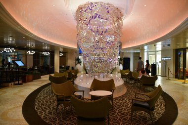 SEATTLE WA - 21 AUG: 21 Ağustos 2023 'te görüldüğü gibi, Seattle, Washington' dan denize açılan Royal Caribbean yolcu gemisinin Quantum 'u.