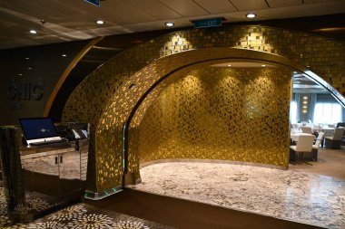 SEATTLE WA - 21 AUG: 21 Ağustos 2023 'te Seattle, Washington' dan denize açılmış olan Royal Caribbean yolcu gemisindeki Chic Restaurant.