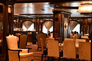 SEATTLE WA - 21 AUG: 21 Ağustos 2023 'te Seattle, Washington' dan denize açılmış olan Royal Caribbean yolcu gemisindeki Chic Restaurant.