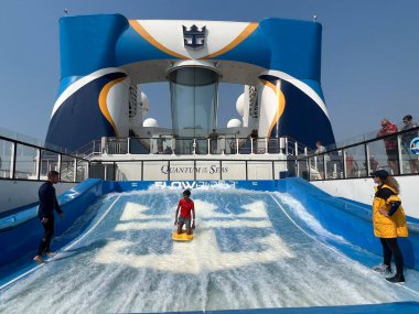 SEATTLE WA - 21 AUG: 21 Ağustos 2023 'te görüldüğü gibi, Seattle, Washington' dan denize açılmış olan Royal Caribbean yolcu gemisindeki Flowrider.