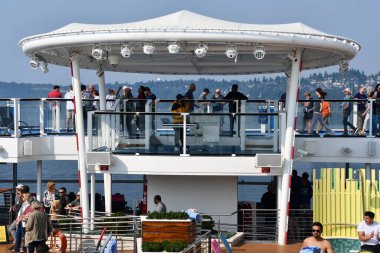 SEATTLE WA - 21 AUG: 21 Ağustos 2023 'te görüldüğü gibi Seattle, Washington' dan denize açılmış olan Royal Caribbean yolcu gemisindeki havuz güvertesi.