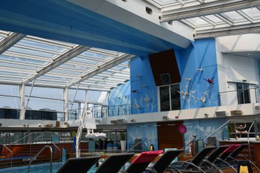 SEATTLE WA - 21 AUG: 21 Ağustos 2023 'te görüldüğü gibi Seattle, Washington' dan denize açılmış olan Royal Caribbean yolcu gemisindeki havuz güvertesi.