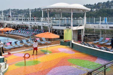 SEATTLE WA - 21 AUG: 21 Ağustos 2023 'te görüldüğü gibi Seattle, Washington' dan denize açılmış olan Royal Caribbean yolcu gemisindeki havuz güvertesi.