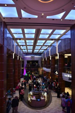 SEATTLE WA - 21 AUG: Royal Esplanade, 21 Ağustos 2023 'te Seattle, Washington' dan denize açılmış olan Royal Karayipler yolcu gemisiyle.